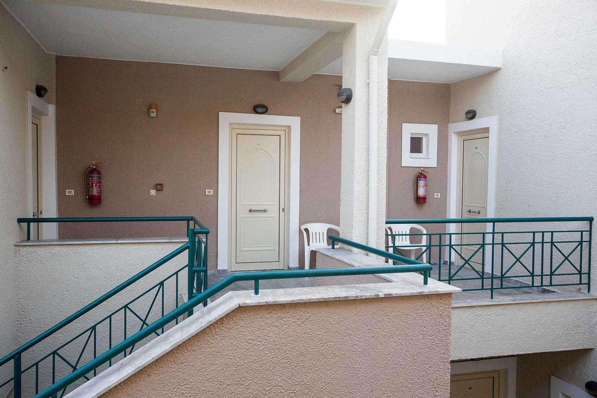 Remvi Hotel - Apartments Stoupa Ngoại thất bức ảnh